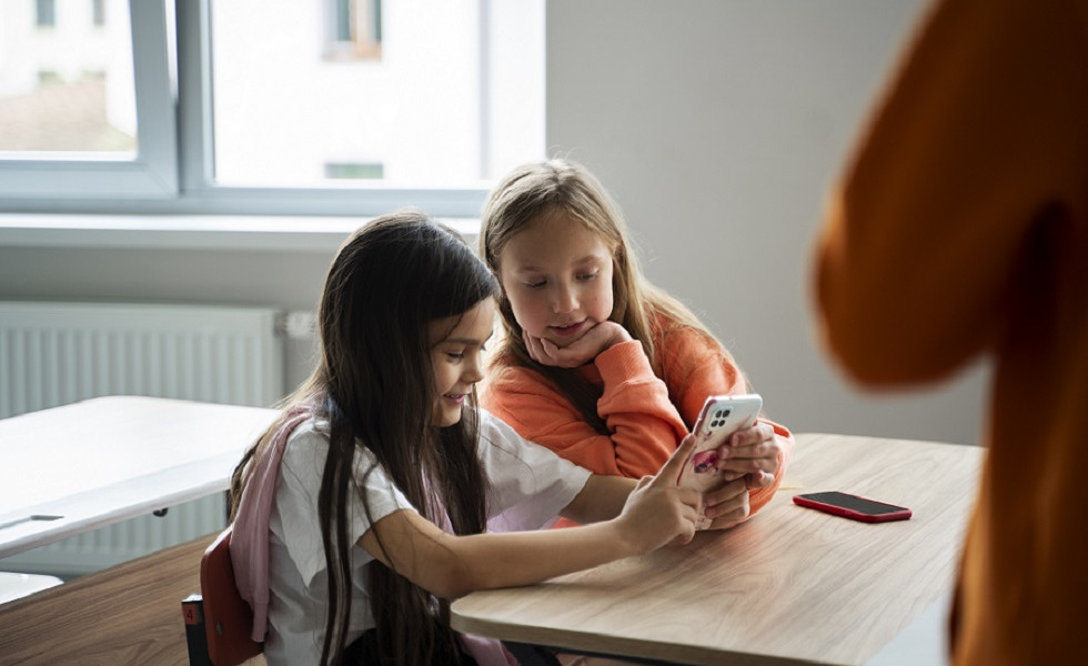 SINEPE/RS cria guia para orientar sobre lei que restringe uso do celular nas escolas